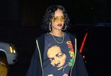 Rihanna parodė auskarą krūties spenelyje