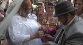 Vienur Moters dieną švenčia dviejų moterų vestuvėmis, kitur – protestais (nuotr. stop kadras)