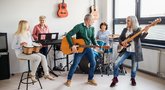 Mokytis muzikuoti naudinga ir vyresniame amžiuje: 3 priežastys pradėti jau dabar (nuotr. Shutterstock.com)
