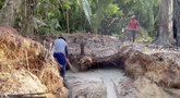 Atrado nelegalią aukso kasyklą Amazonėje: į dirvą auksakasiai pila gyvsidabrį (nuotr. stop kadras)