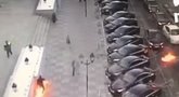 Išpuolis prieš valdžią: rusas bandė Molotovo kokteiliais padegti automobilius (nuotr. YouTube)