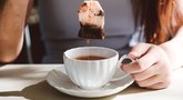 Neišmeskite panaudotų arbatos maišelių (nuotr. Shutterstock.com)