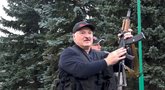 Lukašenka su automatu rankose (nuotr. SCANPIX)