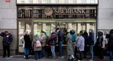 Žmonių eilės prie Rusijos banko padalinio (nuotr. SCANPIX)