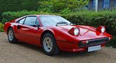 Džeimsas Mėjus nusprendė parduoti stilingai atrodantį „Ferrari“ automobilį