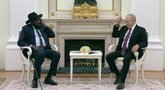 Pietų Sudano prezidentui – Putino pamokėlė: rodė, kaip užsidėti ausines  