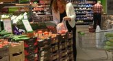Lietuviai parduotuvėse renkasi tobulos išvaizdos daržoves (nuotr. stop kadras)