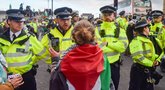 Palestiniečius palaikantys demonstrantai surengė sėdimąjį protestą prie Londono Vestminsterio tilto (nuotr. SCANPIX)