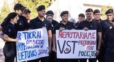 „Daromės panašūs į šaškes“: apie 50 pareigūnų prie Seimo protestavo prieš VST reformą (Paulius Peleckis/ BNS nuotr.)