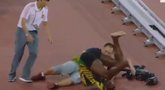 Usainas Boltas partrenktas operatoriaus (nuotr. YouTube)