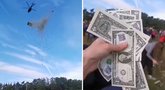 Čekijoje žmonės graibstė iš dangus krintančias kupiūras: iš sraigtasparnio išbarstė 1 milijoną dolerių (nuotr. YouTube)
