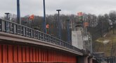 Nuo tilto Kaune nuimta paskutinė plokštė su sovietine simbolika (nuotr. Organizatorių)