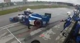 „IndyCar“ lenktynės: bolido partrenktas mechanikas atsipirko šešiomis siūlėmis  (nuotr. YouTube)