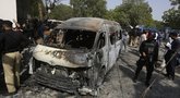 Pakistane per mirtininkės sprogdintojos ataką žuvo trys kinai ir jų vairuotojas (nuotr. SCANPIX)