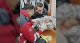 Stebuklas Turkijoje: gelbėtojai ištraukė gyvą šimtą valandų po nuolaužomis prabuvusį kūdikį (nuotr. stop kadras)