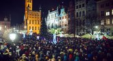 Tūkstančiai žmonių Lenkijoje išėjo į gatves gedėti (nuotr. SCANPIX)
