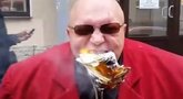 Vienas pamišėlis Rusijoje sudegino 20 tūkst. dolerių (nuotr. YouTube)