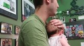 Tėtis vienu metu su dukrele prasivėrė ausis  (nuotr. YouTube)
