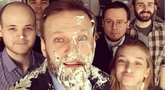 Į Rusijos opozicijos lyderį Navalną mesti du tortai (nuotr. Instagram)