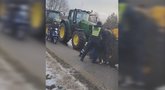 Šilalėje ir Šilutėje ūkininkai liejo tulžį ant ministro Navicko: policija du ūkininkus uždarė į tarnybinį automobilį (nuotr. stop kadras)