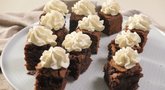 Vieno kąsnio šokoladiniai pyragaičiai su vaniliniu maskarponės kremu (nuotr. stop kadras)