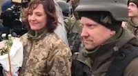 Vestuvės šalia mūšio lauko: susituokė Ukrainą ginanti pora  (nuotr. Twitter)