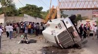 Meksikoje – baisi tragedija: apvirto daugiau nei pusantro šimto migrantų slapta vežęs vilkikas (nuotr. stop kadras)