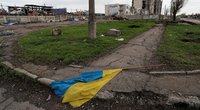 Ukrainos vėliava okupuotame Mariupolyje, 2022-ųjų balandis (nuotr. SCANPIX)