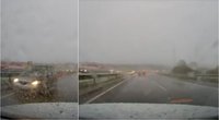 Pavojingi vairuotojo manevrai Vilniuje: važiavo prieš eismą, sukėlė avarinę situaciją  (nuotr. stop kadras)