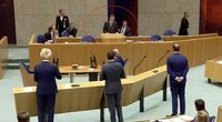Kovoje su koronavirusu išseko Nyderlandų ministro jėgos: susmuko parlamentarų akivaizdoje (nuotr. stop kadras)