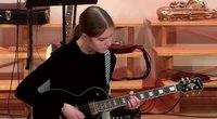 16-metės klaipėdietės gitara atliekamas kūrinys tapo „Youtube“ sensacija: sulaikė daugybės komplimentų (nuotr. stop kadras)