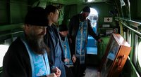 Rusų dvasininkai meldžiasi už potvynio aukas (nuotr. SCANPIX)