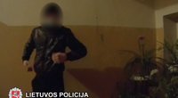 Covid-19 sergančio vaikino sulaikymas: kosėjo, čiaudėjo, gąsdino apkrėsti pareigūnus (nuotr. Policijos)