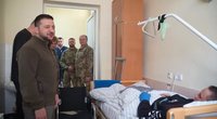 Zelenskis ligoninėje aplankė ir apdovanojo sužeistus Ukrainos gynėjus (nuotr. stop kadras)