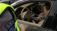 Policija negailestingai baudžia naudojančius telefonus už vairo (nuotr. stop kadras)