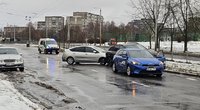 Dėl plikledžio Vilniuje Justiniškių gatvėje įvyko kelios avarijos (nuotr. Broniaus Jablonsko)