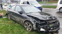 Avarija judrioje Vilniaus gatvėje: girtas vairuotojas „Volvo“ išvartė stulpus – suskubo tarnybos (nuotr. Broniaus Jablonsko)