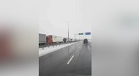 Skaitytojas nufilmavo, kas dedasi kelyje „Via Baltica“ (nuotr. stop kadras)