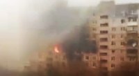 Mariupolis skendi dūmuose: liepsnoja mokykla, namai, o rusai dėl to nieko nedaro (nuotr. stop kadras)