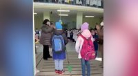 Du vaikus iš Ukrainos Italijos mokykloje plojimais pasitiko visa mokyklos bendruomenė (nuotr. stop kadras)