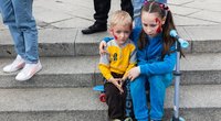 Ukrainiečių vaikai, nudažytais veidais - raudona spalva simbolizuoja užgrobtą šalies žemę (nuotr. SCANPIX)