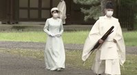 Japonijos princesė atsisakė privilegijų ir ištekėjo už nekilmingojo: japonai rengia protestus (nuotr. stop kadras)