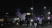 Riaušių prie Seimo metu nufilmuoti du sprogimai (nuotr. stop kadras)