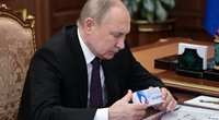 V. Putinas žiūri į vaistų pakuotę (nuotr. SCANPIX)