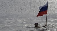 Vyras laiko Rusijos vėliavą plaukiodamas Juodoje jūroje (nuotr. SCANPIX)