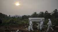 COVID-19 aukos laidojimas Indonezijoje (nuotr. SCANPIX)