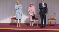 Bidenas svečiavosi ir pas Anglijos karalienę: ji prezidentui priminė vieną artimą žmogų (nuotr. stop kadras)