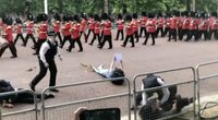 Elžbietos II platininio valdymo jubiliejaus parade – nemalonumai: sulaikyta grupelė protestuotojų (nuotr. stop kadras)