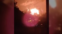 Rusijoje gyventojus pažadino galingi sprogimai: dega okupantams strategiškai svarbi didelė kuro saugykl (nuotr. stop kadras)