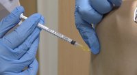 Ką tik į klases sugužėję sostinės moksleiviai vakciną nuo koronaviruso gali gauti tiesiog ugdymo įstaigose, o senjorus neužilgo ims skiepyti trečia doze (nuotr. stop kadras)